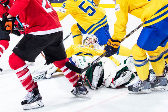 Sveriges målvakt Anders Nilsson ligger ner på isen i en