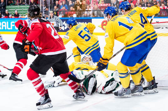 Sveriges målvakt Anders Nilsson ligger ner på isen i en