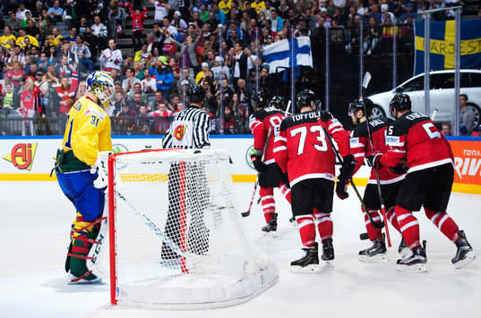 Sveriges målvakt Anders Nilsson deppar samtidigt som