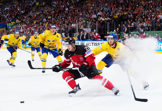 Kanadas Nathan MacKinnon utmanar Sveriges Petter Granberg