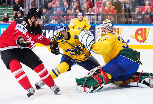 Kanadas Tyler Seguin utmanar Sveriges Oscar Klefbom och