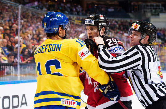 Sveriges Jacob Josefson i bråk med Kanadas Nathan MacKinnon