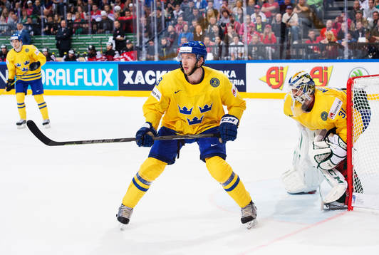 Sveriges Petter Granberg framför målvakt Anders Nilsson