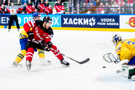 Sveriges John Klingberg fäller Kanadas Taylor Hall som