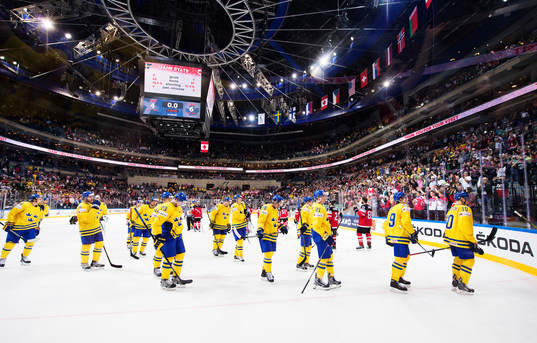 Sveriges spelare lämnar isen deppandes