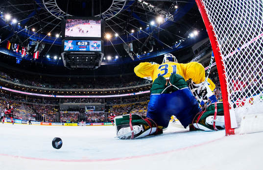 Sveriges målvakt Anders Nilsson släpper in det