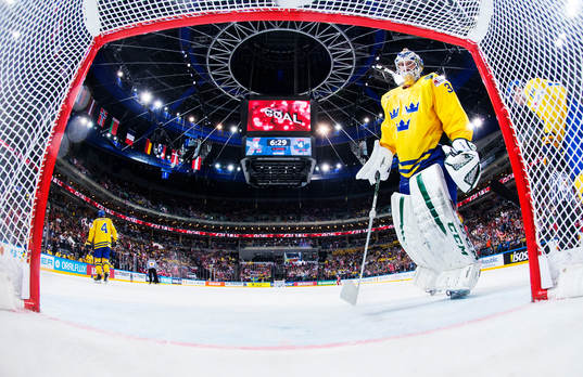 Sveriges målvakt Anders Nilsson deppar
