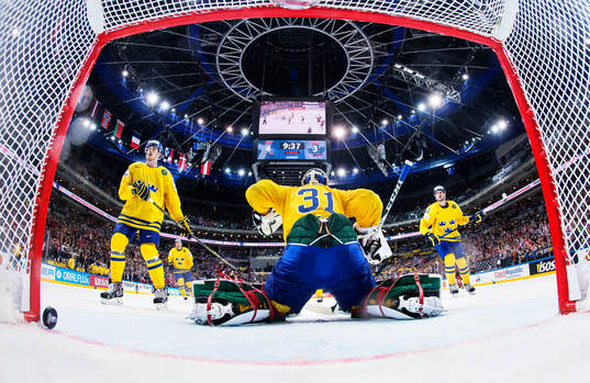 Sveriges Oscar Klefbom, målvakt Anders Nilsson och Oliver