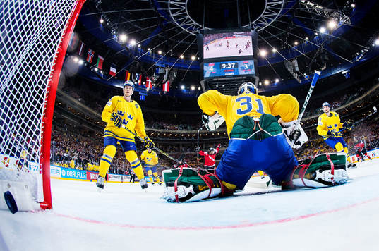 Sveriges Oscar Klefbom, målvakt Anders Nilsson och Oliver