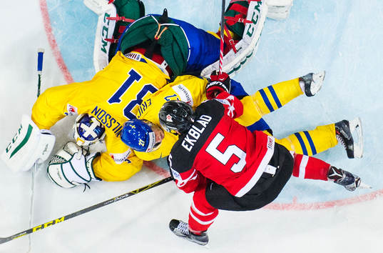 Kanadas Aaron Ekblad (t h) trycker ned Sveriges Jimmie