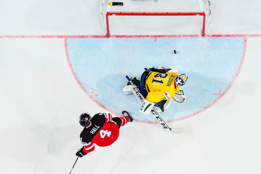 Kanadas Taylor Hall reducerar till 3-2 på straff bakom