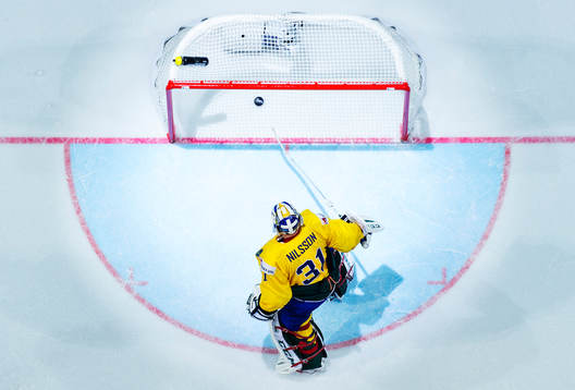 Sveriges målvakt Anders Nilsson sträcker sig