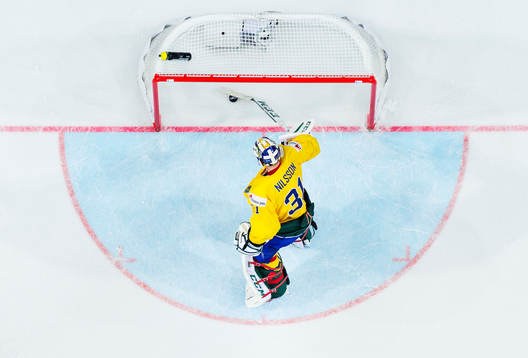 Sveriges målvakt Anders Nilsson sträcker sig