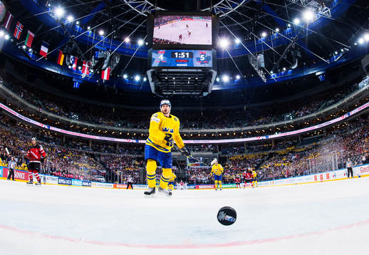 Sveriges Mattias Sjögren deppar när han ser 4-6-pucken