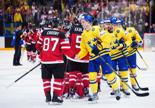 Kanadas Sidney Crosby och Sveriges Mattias Ekholm tackar