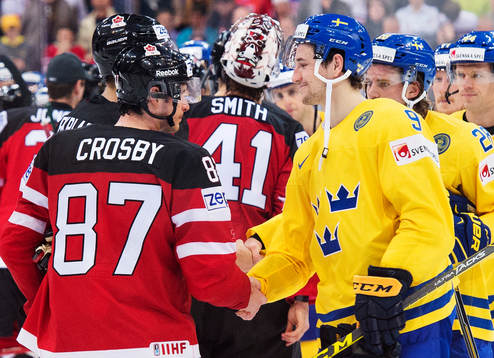 Kanadas Sidney Crosby och Sveriges Filip Forsberg tackar