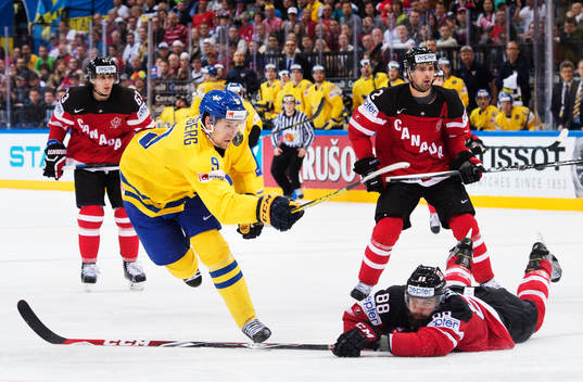 Sveriges Filip Forsberg skjuter ett skott förbi Kanadas