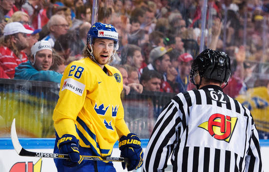 Sveriges Elias Lindholm skäller på en domare