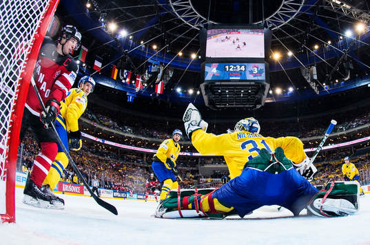 Kanadas Sidney Crosby och Sveriges Oliver Ekman Larsson ser
