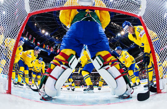 Sveriges spelare är samlade runt målvakt Anders Nilsson