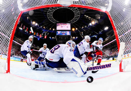 Tjeckiens Jaromir Jagr skjuter in 3-1 bakom Frankrikes
