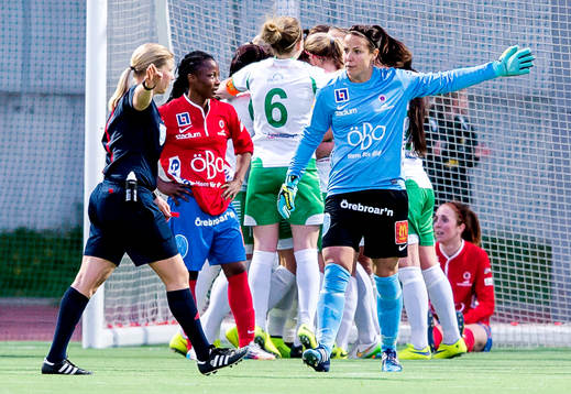 Örebros målvakt Carola Söberg protesterar mot Hammarbys