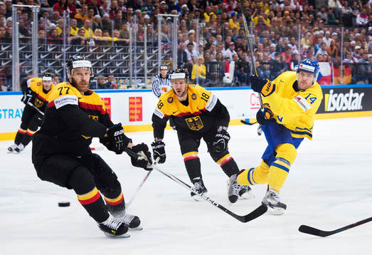 Tysklands Nikolai Goc och Kai Hospelt ser Sveriges Mattias