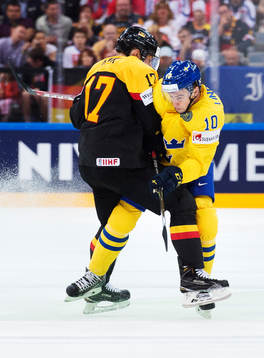 Tysklands Marcus Kink tacklar Sveriges Joakim Lindström