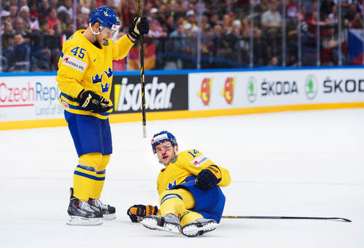 Sveriges Oscar Möller ser på Mattias Ekholm som blöder
