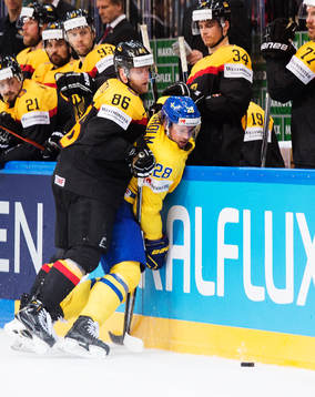 Tysklands Daniel Pietta tacklar Sveriges Elias Lindholm