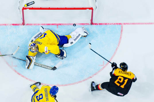 Tysklands Nicolas Krämmer skjuter in 2-2 bakom Sveriges