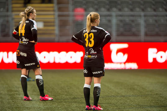 Umeås Lisa Lantz och Umeås Tuija Hyyrynen  deppar