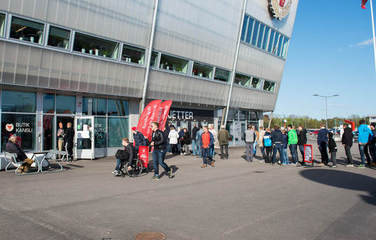 Publiken anländer