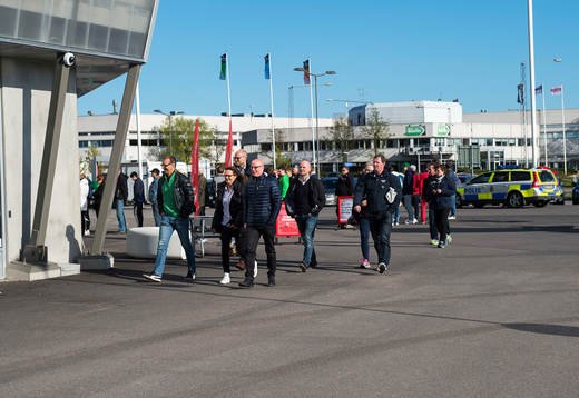 Publiken anländer
