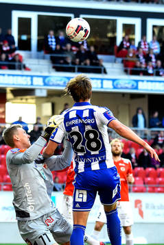 IFK Göteborgs Thomas Rogne och Kalmars målvakt Lars Cramer