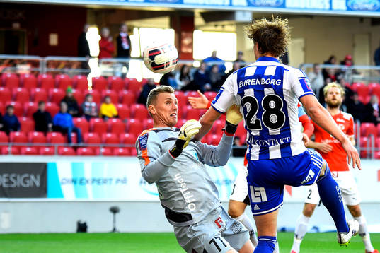 IFK Göteborgs Thomas Rogne och Kalmars målvakt Lars Cramer