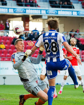 Kalmars målvakt Lars Cramer och IFK Göteborgs Thomas Rogne