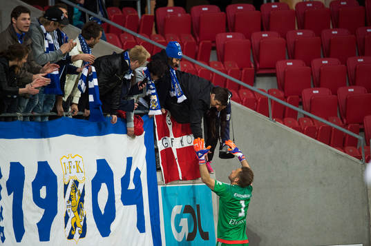 IFK Göteborgs målvakt John Alvbåge jublar med fansen