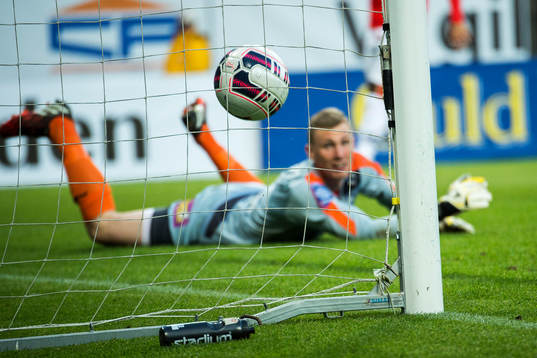 Kalmars målvakt Lars Cramer ser bollen till 2-0 målet