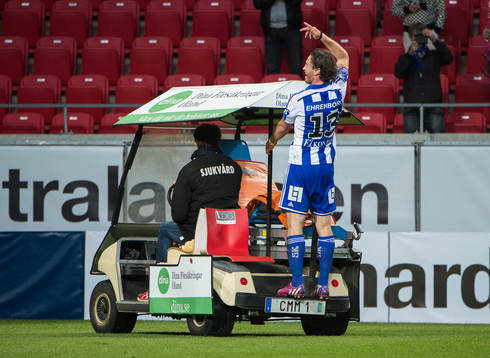 IFK Göteborgs Gustav Svensson jublar och åker bil
