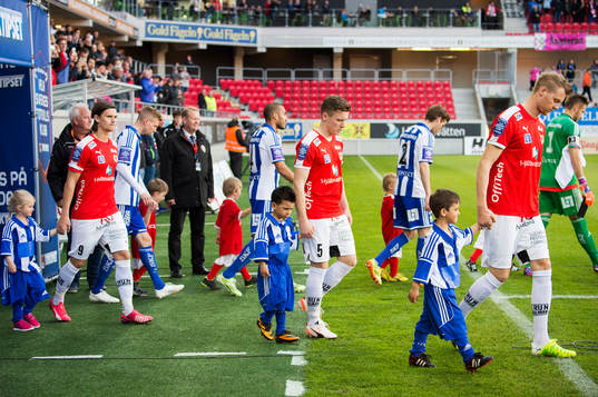 Spelarna marscherar in till fotbollsmatchen i Allsvenskan