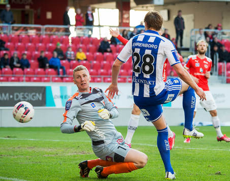 Kalmars målvakt Lars Cramer och IFK Göteborgs Thomas Rogne
