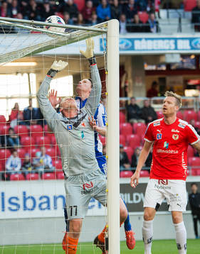 Kalmars målvakt Lars Cramer och IFK Göteborgs Lasse Vibe