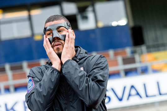 Assyriskas Kyle Konwea före fotbollsmatchen i Superettan