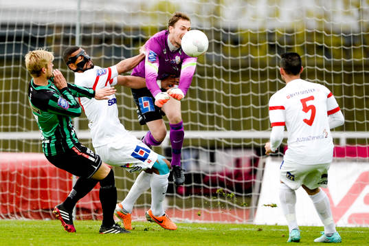 Assyriskas målvakt Robin Malmkvist rensar bort bollen