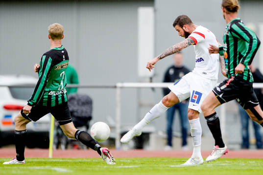 Assyriskas Andreas Haddad provar skott på mål
