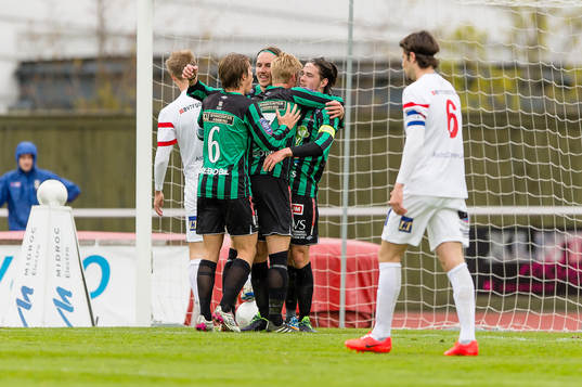 Varbergs Robin Tranberg jublar med laget