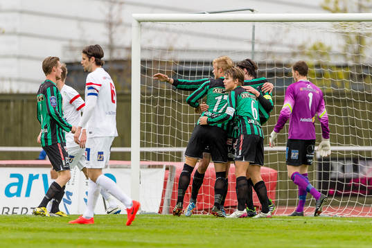 Varbergs Robin Tranberg har gjort 1-0 och laget jublar