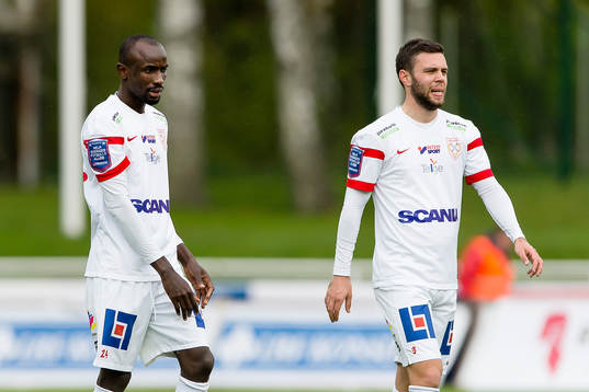 Assyriskas Aziz Corr Nyang och Christoffer Eriksson deppar