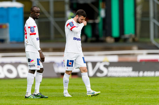 Assyriskas Aziz Corr Nyang och Christoffer Eriksson deppar